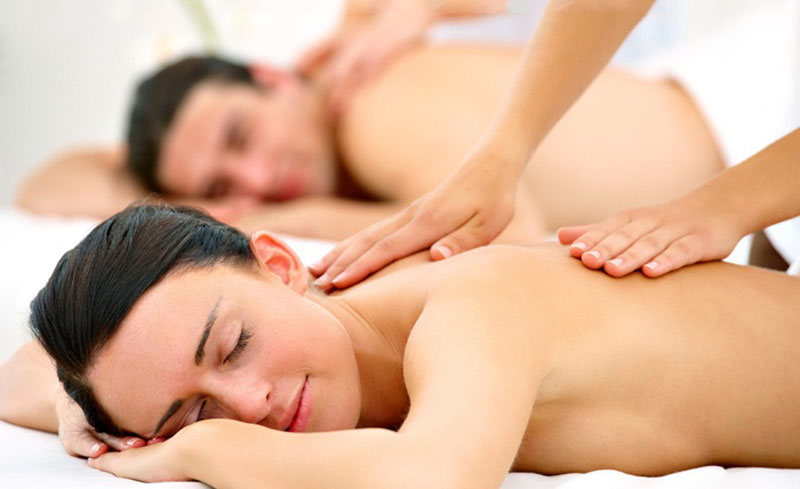 Couples massage at Spa Dulce.