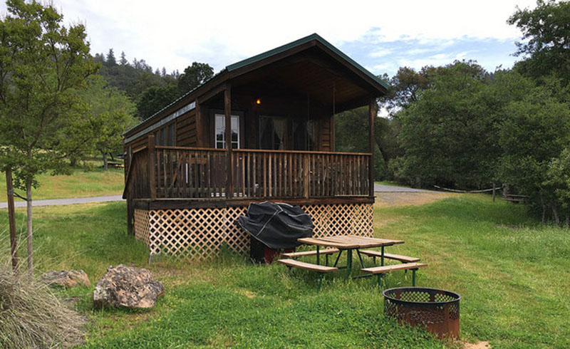 Deluxe cabin at the Cloverdale KOA. (Photo courtesy of daveandheidi.com)