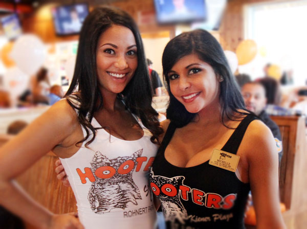 Hooters opens in Rohnert Park