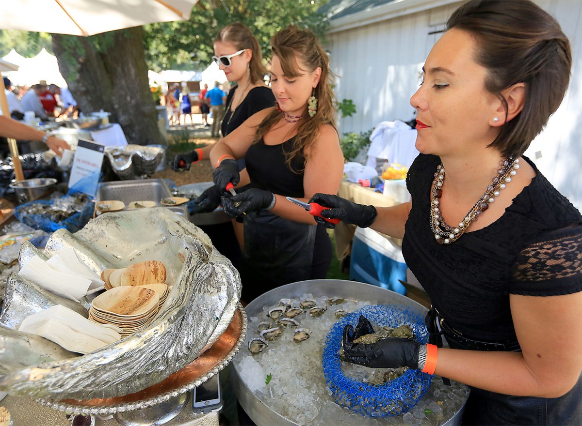 Sisters Aluxa and Jazmine Lalicker shucking oysters. (biteclub.com)