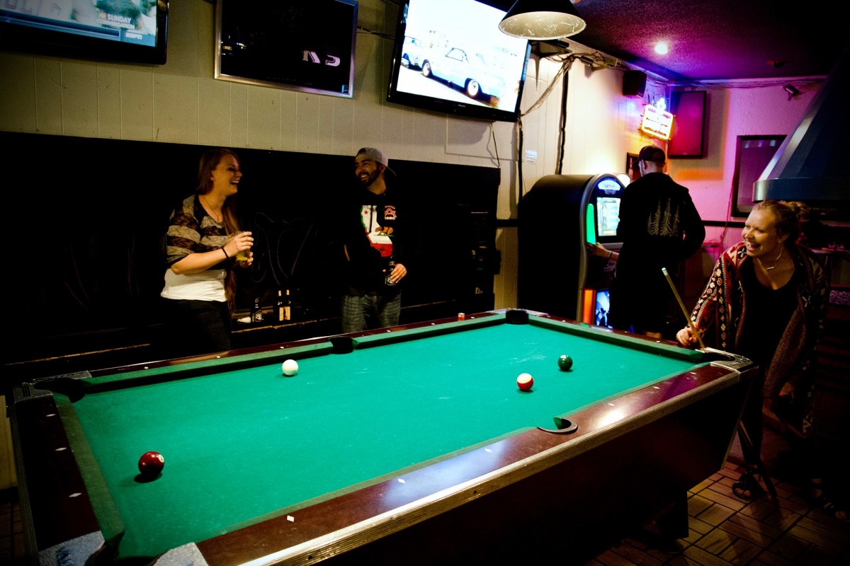 A friendly game of pool at the Round Robin in Santa Rosa. (Photo by Estefany Gonzalez)