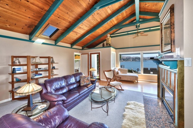Captain's Lookout. Living room overlooking the ocean. (Photo courtesy of Bodega Bay and Beyond)