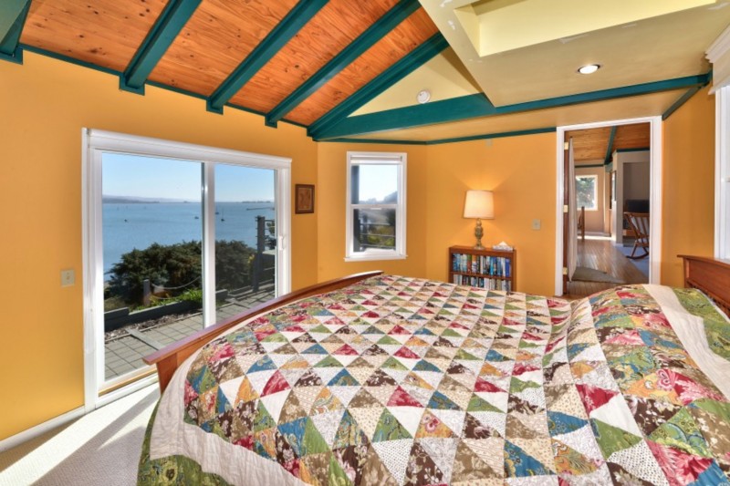 Captain's Lookout. Bedroom. (Photo courtesy of Bodega Bay and Beyond)