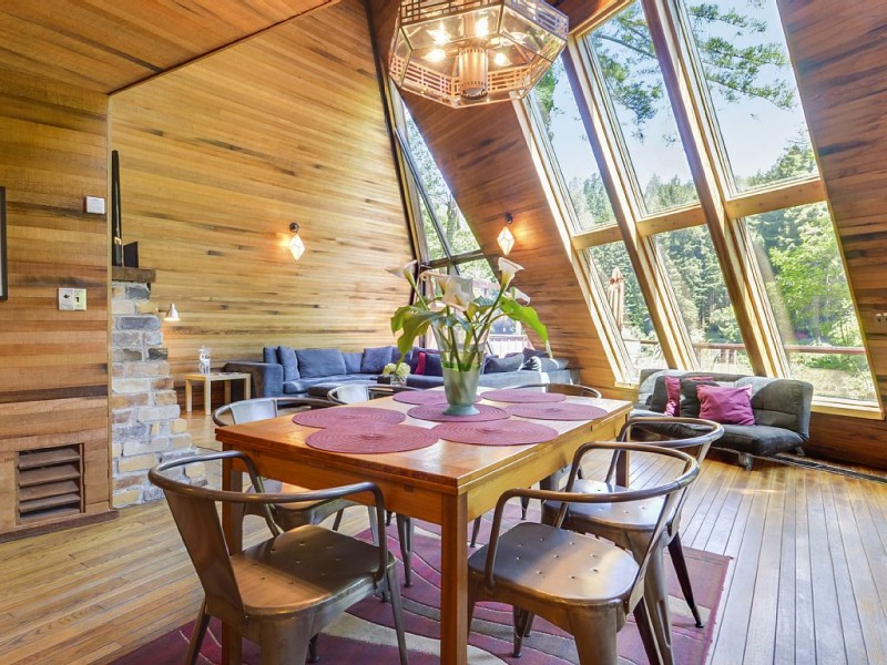 Dining room.