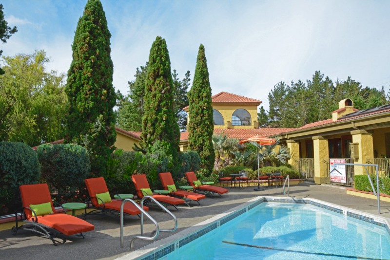 Pool. (Photo Courtesy of Sonoma Coast Villa)