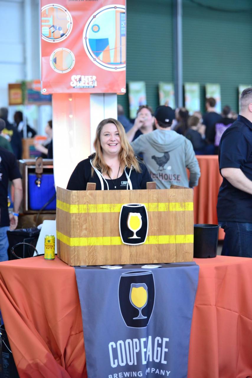 Rachel from Cooperage poured the Keg Slayer (her nicname) and Smelltron 3030 DIPA for beer geeks right as they came into the pier.