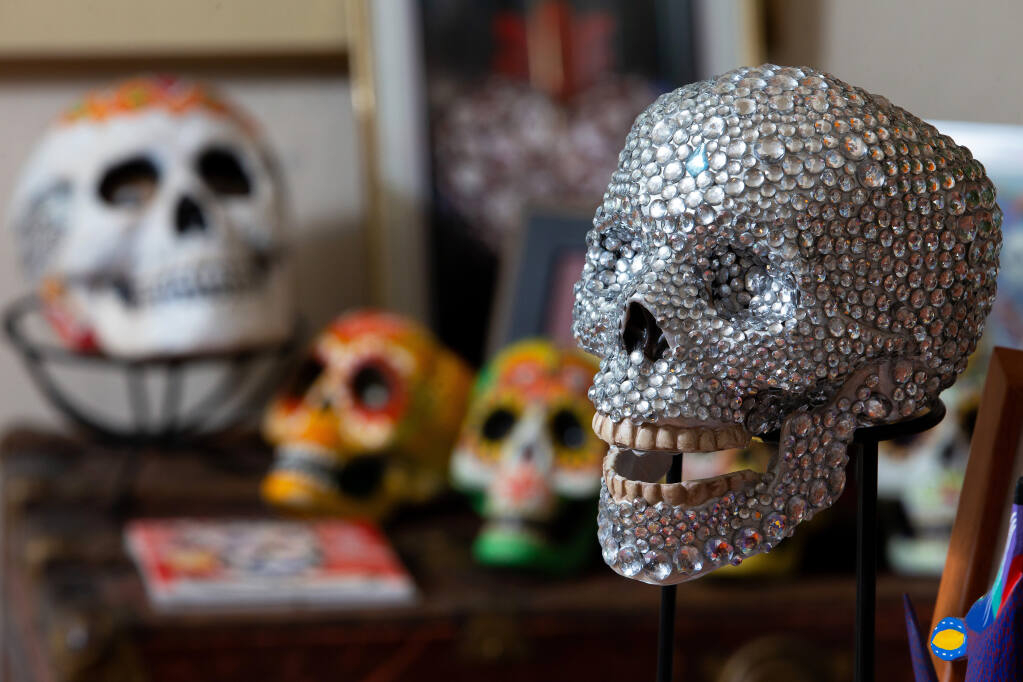 Calaveras ornamentales decoran el altar del Día de los Muertos creado por el artista Peter Pérez en su casa en Santa Rosa el jueves 22 de octubre de 2020 (Foto: Alvin A.H. Jornada / The Press Democrat)