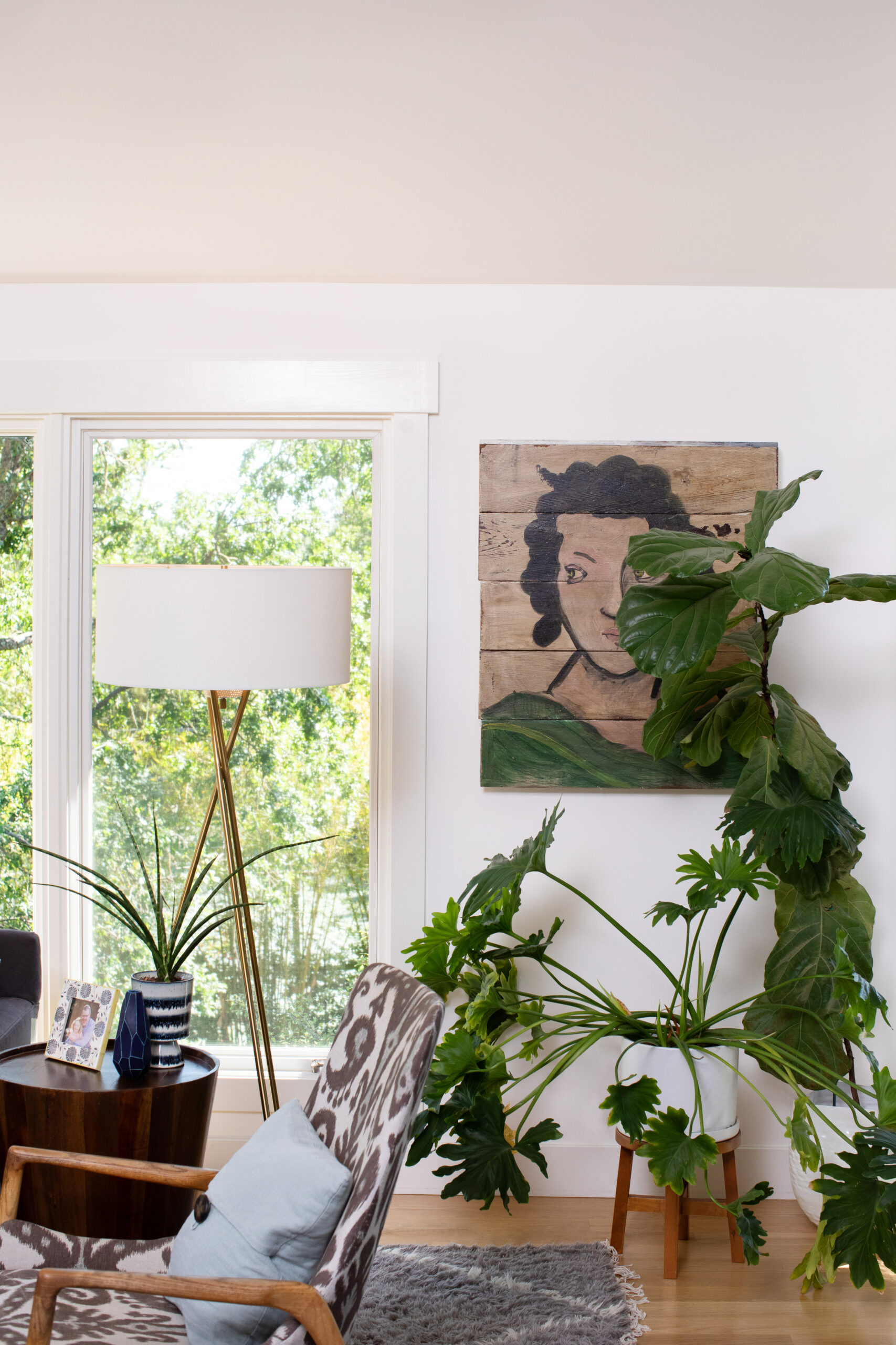 Jennifer and Mike bought the portrait, which is painted on wood, years ago from local designer Myra Hoefer. Lush plants further the home’s indoor-outdoor connections. (Eileen Roche)