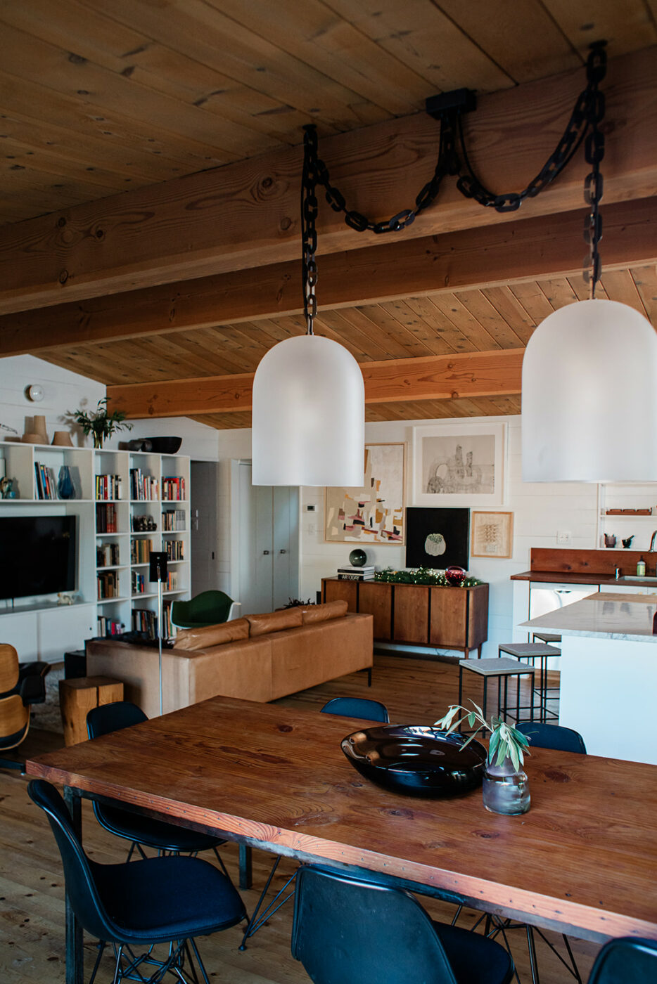 The cabin’s cozy great room. (Eileen Roche/For Sonoma Magazine)