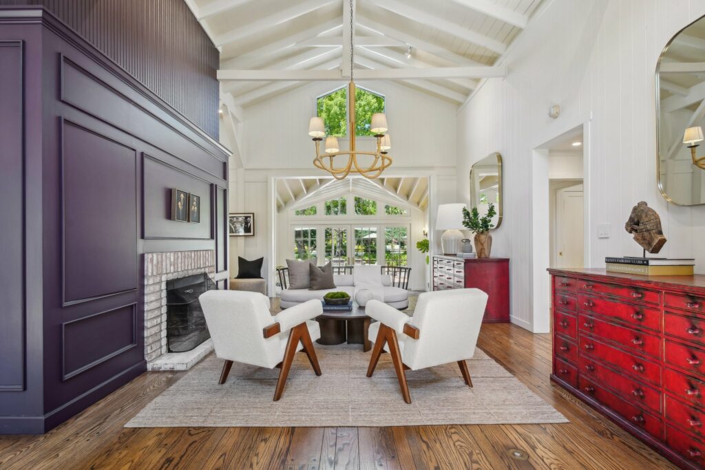 Lounging area. (Zillow Media Experts / Sotheby’s International Realty)