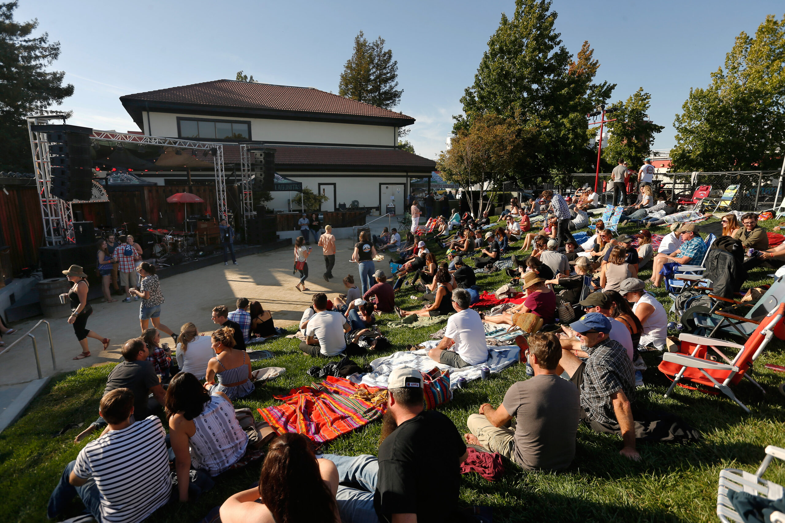  Lagunitas Brewing Company beer garden