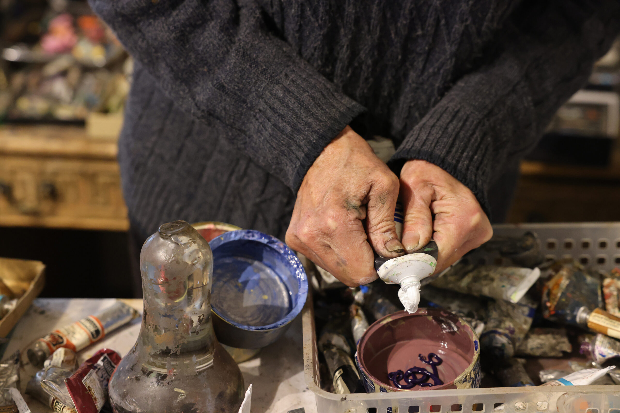 Artist Pamela Holmes mixes oil paints for an art piece