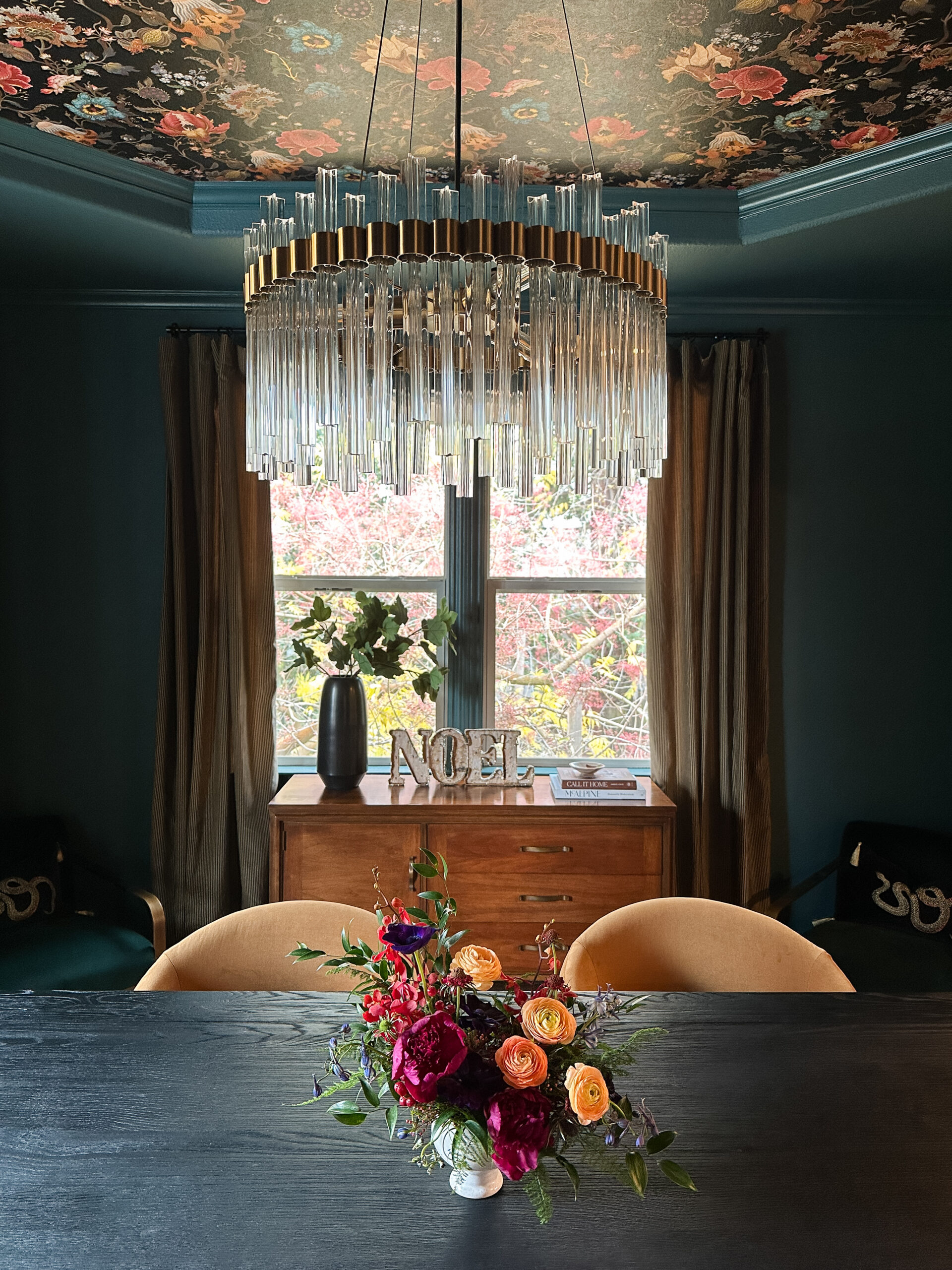 In Andrea Halkovich’s dining room, she uses only a vibrant arrangement and a seasonal sentiment on the buffet. (Andrea Halkovich)