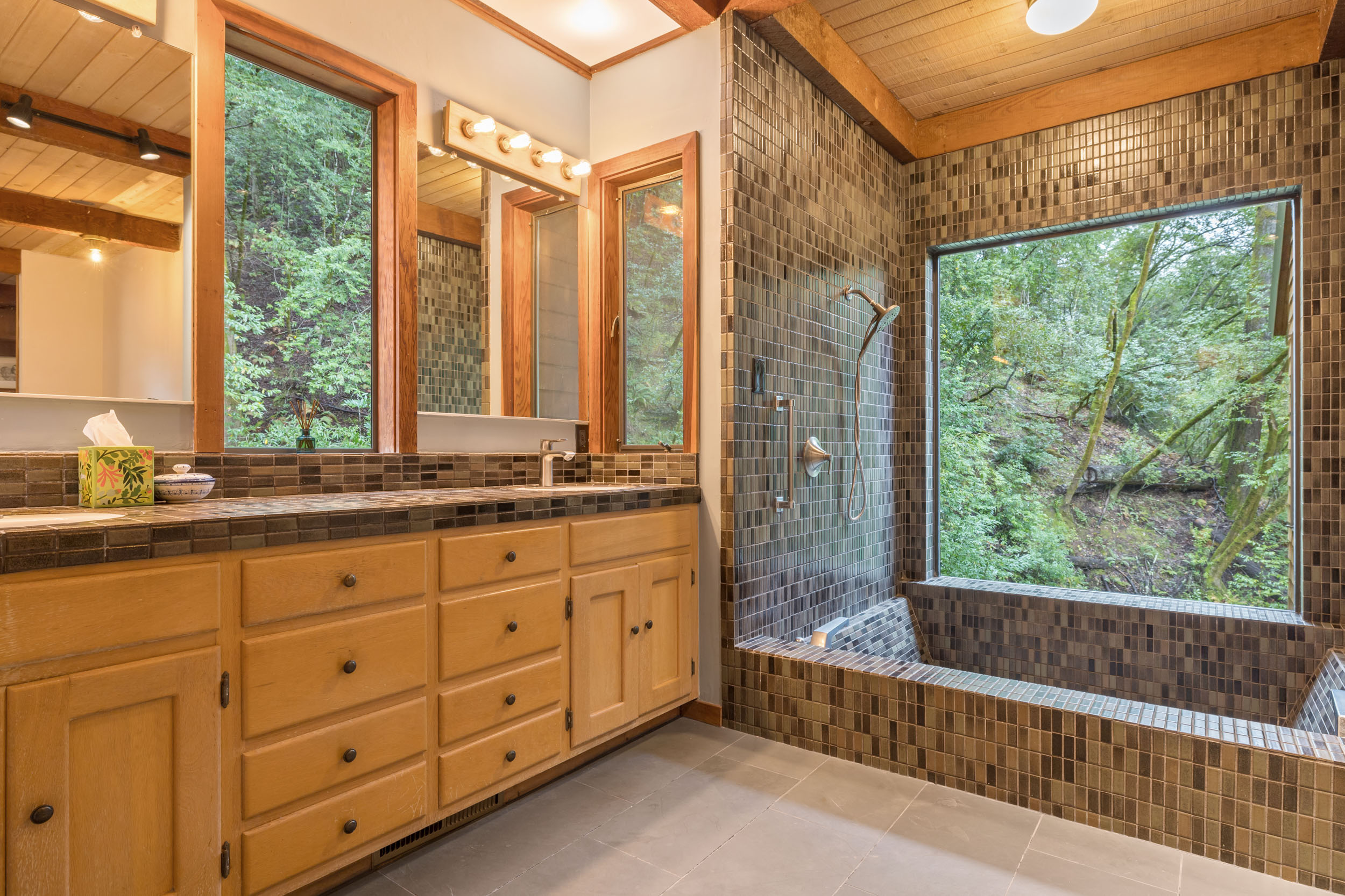 Ensuite bathroom of main bedroom. (Peter Lyons Photography)