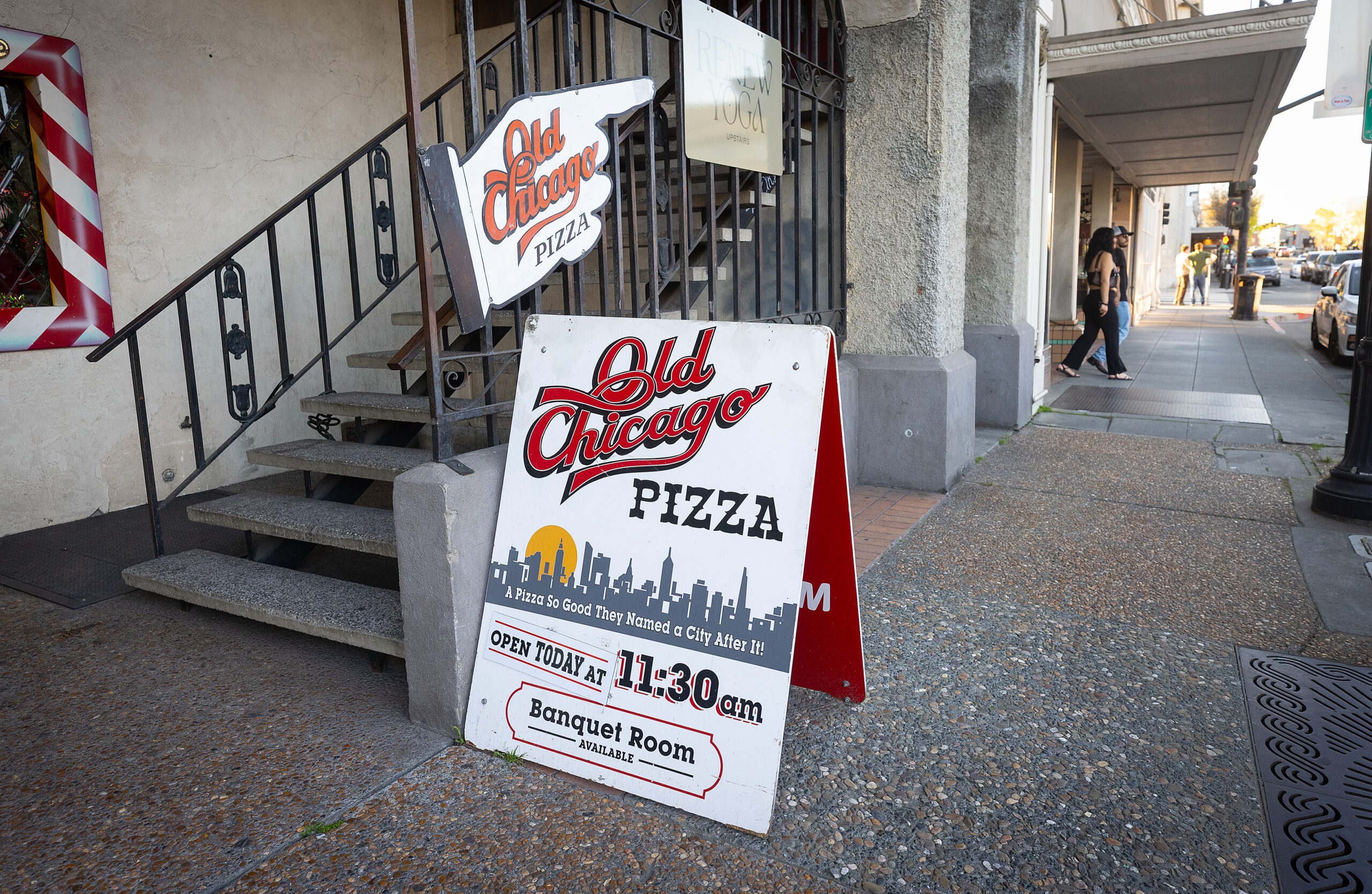 Entrance to Old Chicago Pizza in Petaluma