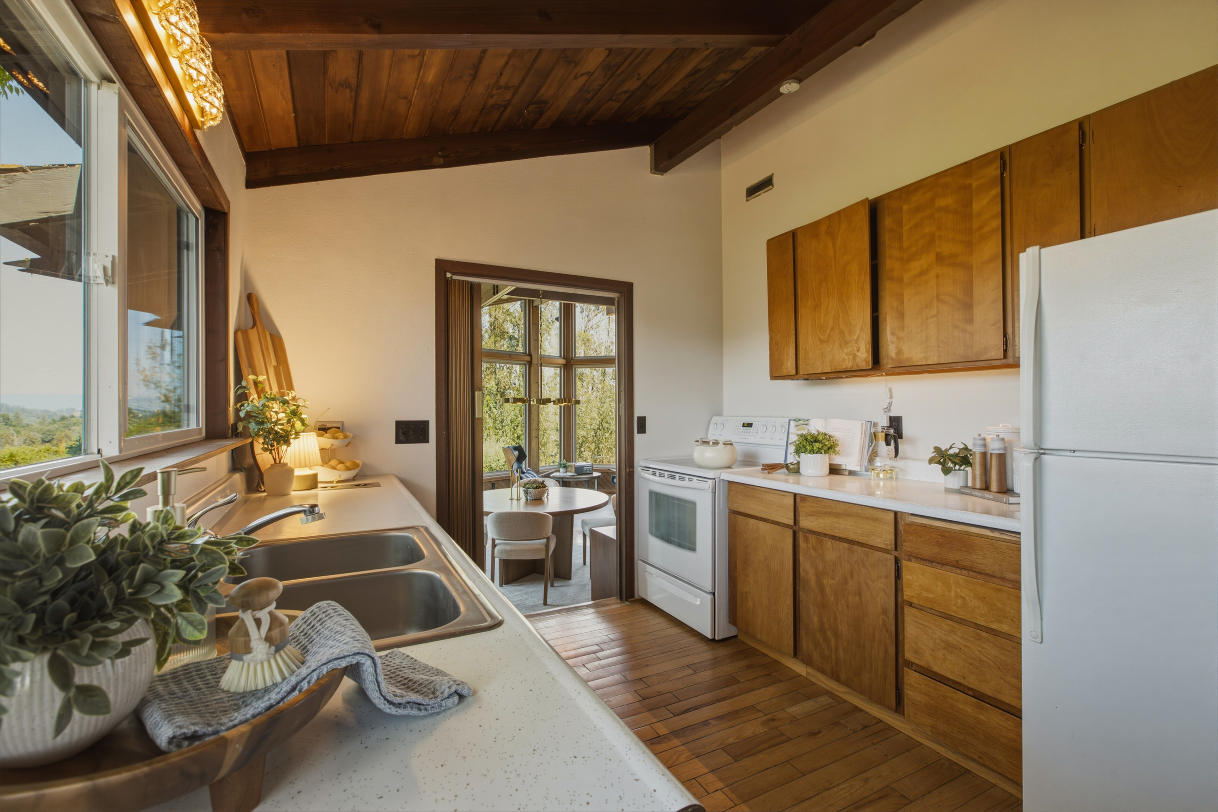 Kitchen. (Sarah Colegrove / Bravari Real Estate Media)